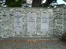 Gedenktafel für Kriegsopfer der beiden Weltkriege in der Friedhofsmauer