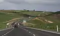 Blick nach Süden vom Hamilton Highway aus auf Bauabschnitt 3, die Brücke am Barwon River und die Steigung über die Barrabool Hills