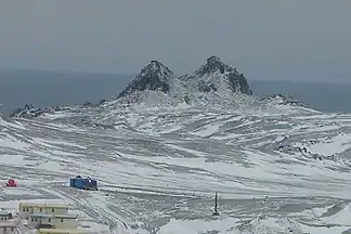 Blick über die chilenische Frei-Station auf die Berge im Jahre 2006