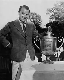 1933 PGA Champion Gene Sarazen mit der Wanamaker Trophy