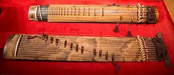 Sechssaitige Geomungo (oben) und zwölfsaitige Jeongak gayageum, 2017