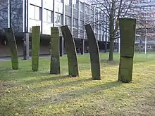 Stelen von Jan Jastram vor dem Gerichtshaus