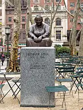 Skulptur Gertrude Steins im Bryant Park. Installiert 1992, nach einem Modell von Jo Davidson, gefertigt 1923 in Paris