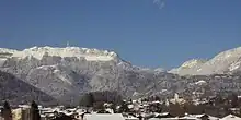 Blick von Gex auf das Bergmassiv Mont Rond