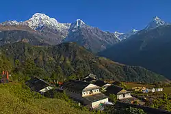 Ghandruk; im Hintergrund Annapurna Süd, Hiunchuli und Machapucharé