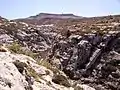 Għasri Valley vom Meer aus in Richtung Għasri gesehen. Im Hintergrund sieht man den Leuchtturm Ta’ Gordon.