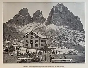 Sellajochhaus bei der Eröffnung im August 1903, im Hintergrund von links nach rechts Grohmannspitze, Fünffingerspitze und Langkofel