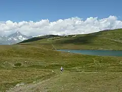 Blick vom Gibidumpass auf den Gibidumsee und den Gibidum. Im Hintergrund das Bietschhorn