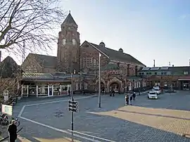 Empfangsgebäude und Bahnhofsvorplatz (Februar 2015)