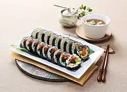 Traditionelles Mahl mit Gimbap und Suppe.