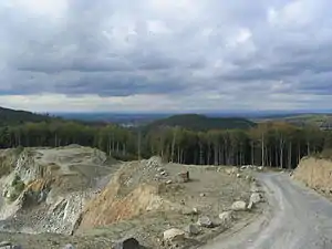 Blick vom Steinbruch am Glasberg nach N-NW über die Rheinebene zum Taunus