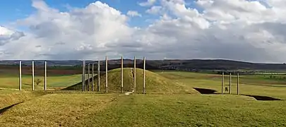 Rekonstruierter Grabhügel mit 16 Holzpfählen