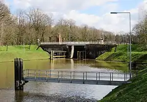 Die nördliche Zufahrt zur kleinen Schleuse