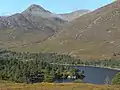 Blick über Loch Affric zum Vorgipfel An Tudair (links) und dem Gipfelbereich des Mam Sodhail (rechts)