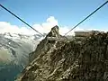 Blick aus einer Gondel der Seilbahn Gletscherbus 3 nach Süden zur Bergstation mit Panoramaterrasse. Dahinter der Südgipfel