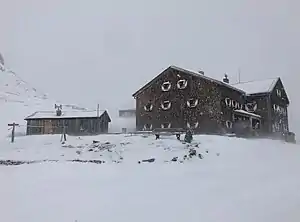 Glorer Hütte (Herbst 2020), links der Winterraum, hinten die Bergstation der Materialseilbahn