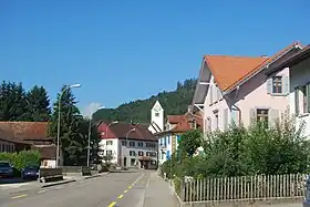 Dorfzentrum von Glovelier mit Blick auf die Kirche