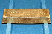 Goldbarren mit einem Gewicht von ca. 12,44 kg. Goldbarren dieser Größe befinden sich meist nur im Besitz von Zentralbanken.