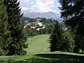 Abschlag von Loch 1 bergab auf ein nach rechts hängendes Fairway.