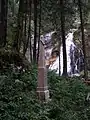 Obelisk am Fuße des Wasserfalls, mit Inschrift auf den Naturfreund Ernst Schwarzenberg