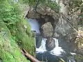 Die obere Stufe fällt in der Höhle in einen Kessel, aus dem das Wasser durch ein Loch im Felsen abfließt.