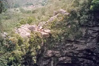 Höhlenkletterer am Eingang der Schwalbenhöhle