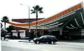 Tankstelle in Beverly Hills, konstruiert im Googie-Stil.