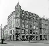 Haus Roßplatz 1 in Leipzig im Jahr 1900. Von 1941 bis zu seiner Zerstörung 1943 Verlagshaus von Wilhelm Goldmann