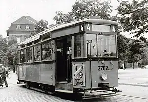 Tw 3702 in der ursprünglichen gelben Lackierung auf der Ringlinie 4 am Augustenburger Platz, 1935