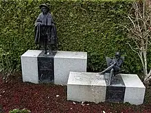 Rolf Brem (1926–2014) Bildhauer, Zeichner, Grafiker. Francoise Brem-Colfs (1928–1982) Grab auf dem Friedhof Friedental, Stadt Luzern. Auf Rolf Brems Grabstein steht Helias Helye, Drucker des ersten datierten Buches, das in der Schweiz erschien. Rechts davon sitzt Brems Ehefrau Françoise in einem Sessel und liest ein Buch