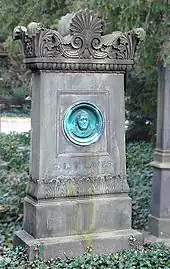 Grabmal für den Vater Georg Ludwig Friedrich Laves auf dem Stadtfriedhof Engesohde mit einem Bildnismedaillon von Georg Laves