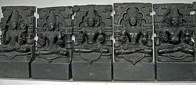 Navagraha-Skulpturen aus dem Sonnentempel von Konark (British Museum). Von links nach rechts: Surya, Chandra, Mangala, Budha, Brihaspati, Shukra, Shani, Rahu, Ketu.