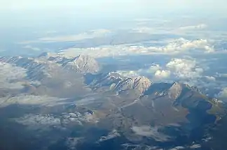 Das Gran-Sasso-Massiv von Ost nach West, links der Bildmitte der Corno Grande, im Vordergrund die Hochebene Campo Imperatore