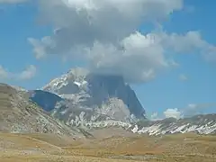 Der Corno Grande mit dem Passeinschnitt Vado di Corno im Vordergrund