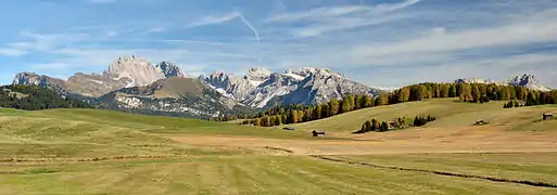 Blick über die Seiser Alm zur gegenüberliegenden Geisler- und Puezgruppe