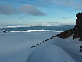 Blick von der Livingston-Insel in der Umgebung des Ravda Peak über die McFarlane Strait hinweg auf die Crutch Peaks (Hintergrund, Mitte)