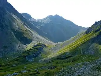 Gredigs Fürggli (rechts) mit Wanderweg von Arosa zum Parpaner Rothorn