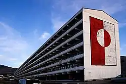 Blok P in Nuuk, an der Fassade die größte grönländische Flagge