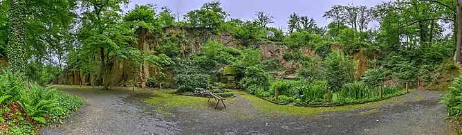 Panorama des Steinbruchs, in der Bildmitte ist die Grabstätte der Familie Ostwald zu sehen