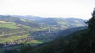 Blick über Grimmenstein und in die Bucklige Welt nach Südosten; am Hang von links geradlinig bis zur Bildmitte die Südautobahn