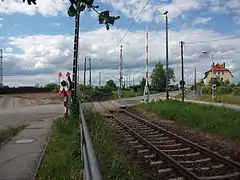 Blick auf den Bahnübergang Rosa-Luxemburg-Straße in Richtung Berlin