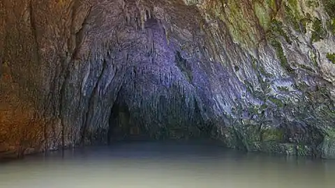 Grotte de Gournier über den Lac de Gournier vom Höhleneingang aus gesehen