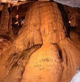 Riesiger Stalagmit in den Grotten von Réclère (Schweizer Jura)