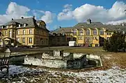 Herberge und Saalbau. Im Vordergrund Brunnenanlage