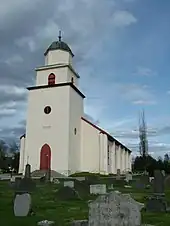 Foto einer Kirche mit einem Friedhof im Vordergrund