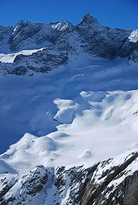 Mit Gruebenhütte und Gruebengletscher