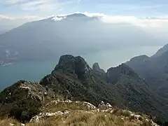 Der Bergrücken der Rocchetta mit der Grotta Dazi, Cima Capi und der Cima Rocca, im Hintergrund der Monte Altissimo di Nago