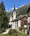 Kirche vom Südrand des Dorfes her gesehen