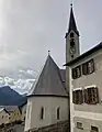 Kirchturm und Walmdach über dem Chor