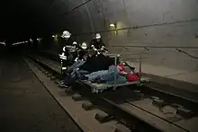 Rettungskräfte bringen „Verletzte“ per Rollpalette aus dem Tunnel